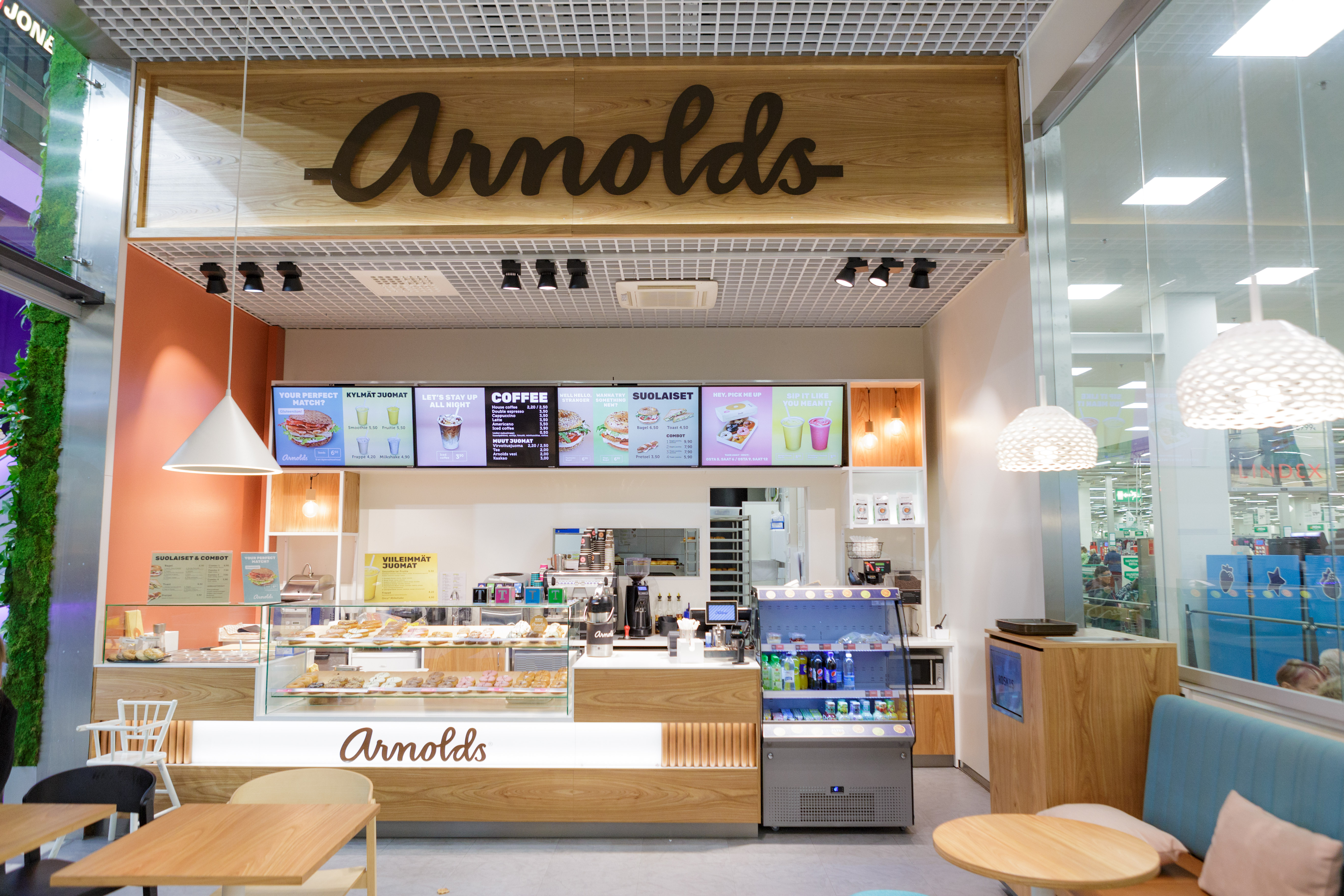 Arnoldsin näyttävät Digital Signage -ratkaisut parantavat julkisivua ja tekevät myymälästä houkuttelevan näköisen.